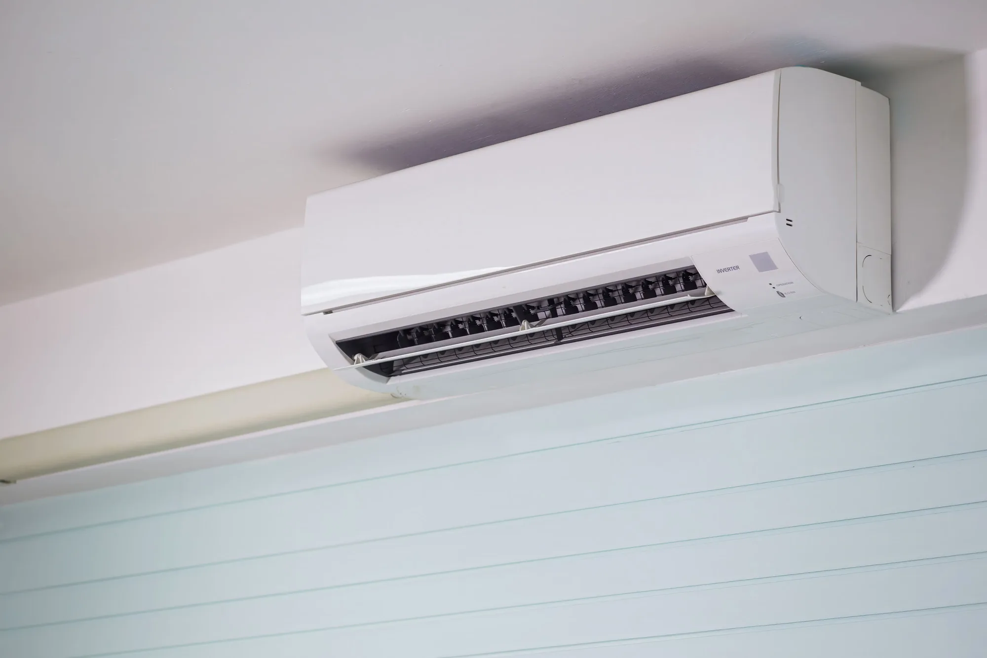 Split-Klimagerät an der Wand eines Wohnraums