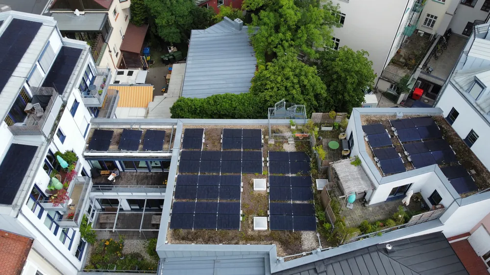 PV-Module auf dem begrünten Flachdach, Luftaufnahme